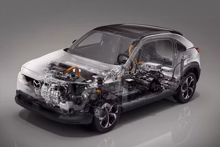 Với Mazda MX-30 e-Skyactiv R-EV 2023, xe dùng cụm pin có dung lượng giảm một nửa, xuống còn 17,8 kWh, mang đến phạm vi di chuyển chỉ 85 km. Tuy nhiên, Mazda MX-30 e-Skyactiv R-EV 2023 lại có sự phục vụ của động cơ xoay nổi tiếng. Có thể nói, mẫu xe này đã đánh dấu sự quay trở lại của khối động cơ xoay vốn rất được yêu thích.