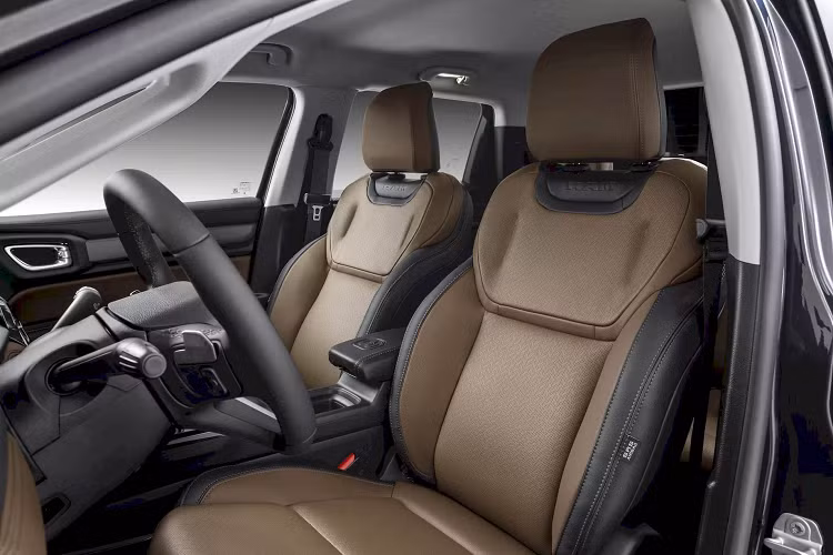 Bên trong, cách bố trí bảng điều khiển tương tự Jeep Compass và chỉ được làm khác đi ở tiểu tiết. Cụm đồng hồ kỹ thuật số 10,3 inch được kết hợp với màn hình cảm ứng 12,3 inch, hệ thống thông tin giải trí Uconnect hỗ trợ Android Auto và Apple CarPlay không dây. Có một phần riêng biệt dành cho điều khiển điều hòa, sạc không dây, tổng cộng 6 cổng USB và nhiều ngăn chứa đồ trên bảng điều khiển trung tâm.