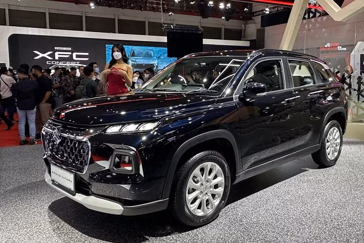 Bên sườn, mẫu xe SUV Suzuki Grand Vitara 2023 được trang bị vòm bánh "cơ bắp", đường vai xe chếch lên ở cột C, gương chiếu hậu gập chỉnh điện và bộ vành 17 inch với thiết kế thay đổi theo phiên bản. Trên vòm bánh và sườn xe còn có nẹp nhựa màu đen theo truyền thống của phân khúc SUV.