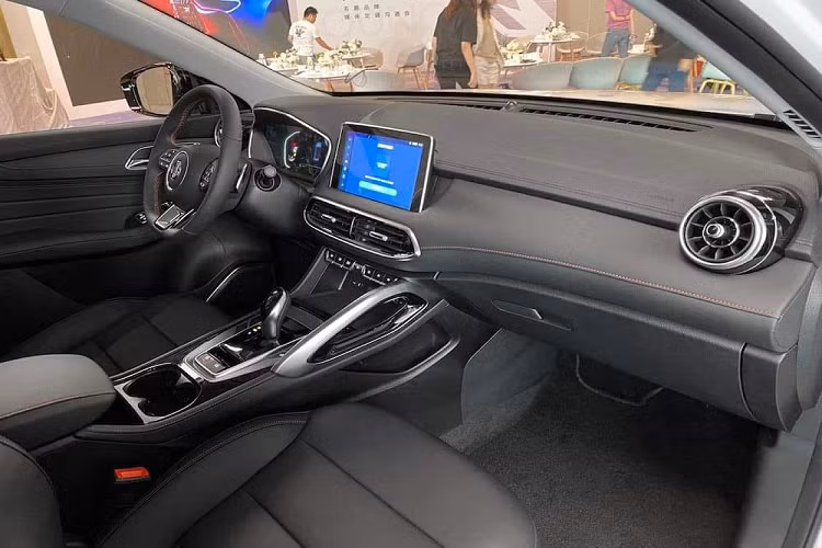 Tại Thái Lan, MG HS 2023 có 2 tùy chọn động cơ, bao gồm động cơ xăng và động cơ plug-in hybrid. Động cơ xăng là loại 4 xi-lanh, dung tích 1.5 L có công suất 162 mã lực và mô-men xoắn cực đại 249 Nm.