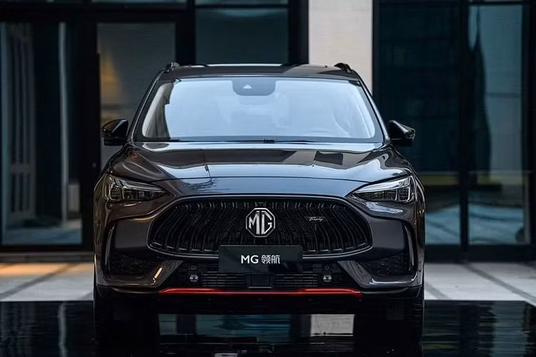 MG HS sắp bán trở lại Việt Nam là bản nâng cấp giữa dòng đời, tương tự như các bản đã ra mắt tại Thái Lan, Indonesia. Xe thay đổi nhẹ phom dáng, đèn pha và mặt ca-lăng được thiết kế lại với phong cách giống MG5. Đèn hậu LED cũng được tinh chỉnh với kiểu tạo hình khá giống BMW X3.