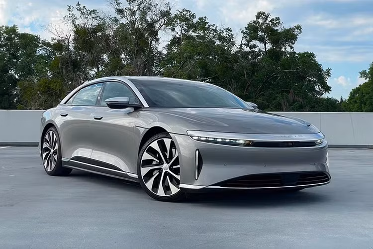  4. Lucid Air Theo Carbuzz, Lucid Air là xe công nghệ dẫn đầu về tốc độ và phạm vi sạc. Lucid Air được trang bị màn hình viền cong 34 inch với tên gọi "Glass Cockpit". Màn hình 5k này chia làm 3 khu vực khác nhau. Phía bên trái là hệ thống điều khiển đèn, cần gạt nước, và sưởi kính.