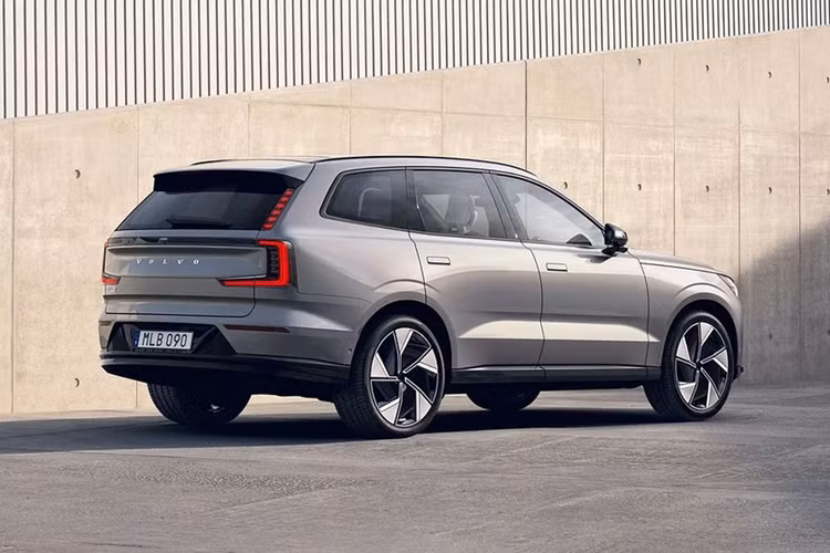 Một bộ công nghệ hiện đại toàn diện cũng được lắp đặt bên trong cabin của Volvo EX90, bao gồm hệ thống thông tin giải trí trung tâm 14,5 inch được tích hợp sẵn Google, cho phép tích hợp liền mạch Trợ lý Google, điều hướng Google Maps và một loạt ứng dụng từ Google Play. Bên cạnh đó, hệ thống cũng hỗ trợ Apple CarPlay không dây.