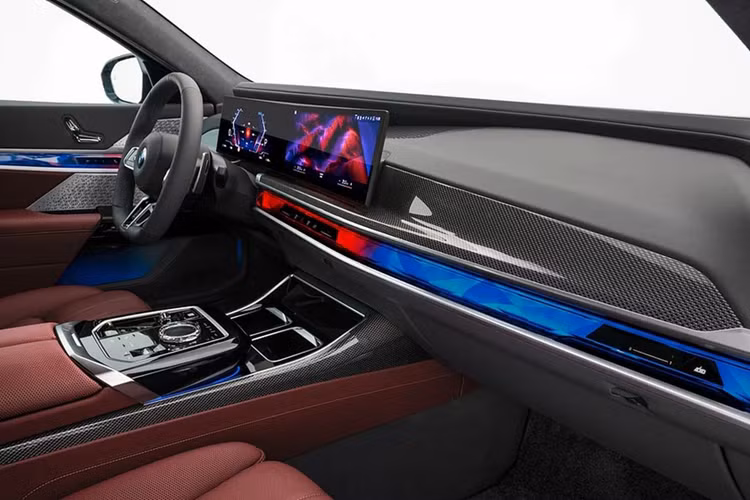 Khi kích hoạt, màn hình trên mẫu xe sang BMW 7 Series/i7 này sẽ nhẹ nhàng hạ xuống từ trần xe, trong khi đó rèm cửa sổ bên và cửa sổ sau đồng thời đóng lại.