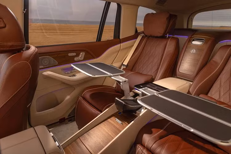 Một số trang bị tiện ích khác trên Mercedes-Maybach GLS có: giá để cốc có chức năng hâm nóng/làm lạnh, hệ thống tạo hương thơm trong cabin, hệ thống âm thanh Burmester 3D 27 loa với Dolby Atmos và máy tính bảng 7 inch dành riêng cho những người ngồi phía sau.