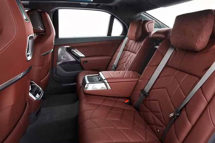 Nhằm mang đến cho người dùng trải nghiệm như đang ở trong rạp chiếu phim thực thụ, BMW đã sử dụng hệ thống âm thanh vòm Bowers &amp; Wilkins Diamond 36 loa với chức năng 4D gửi rung động qua tựa lưng.