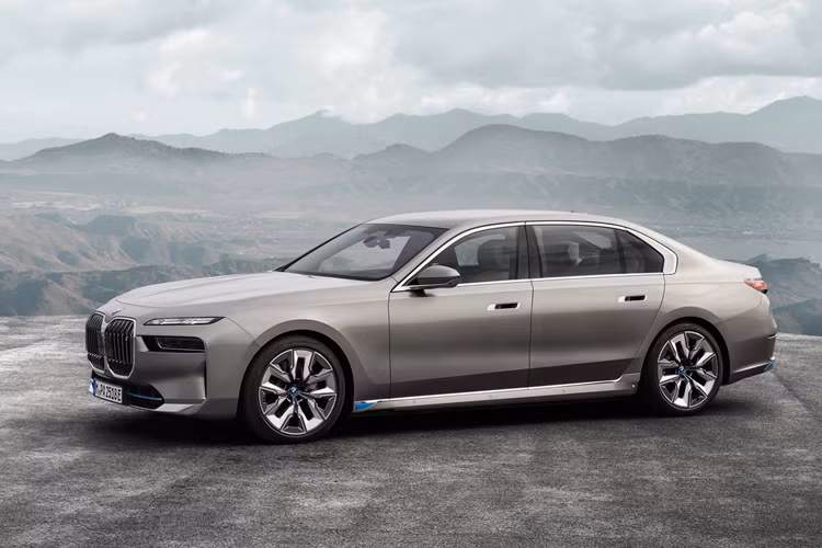 Tuy nhiên, 7 Series mới và i7 chạy điện không chỉ là “rạp chiếu phim” di động. Hai mẫu xe này còn có một thanh tương tác mới trên bảng điều khiển với cấu trúc bề mặt tinh thể, đóng vai trò vừa là yếu tố thiết kế tương lai vừa là bảng giao tiếp. Nó có thể thay đổi màu sắc để biểu thị các chức năng khác nhau.