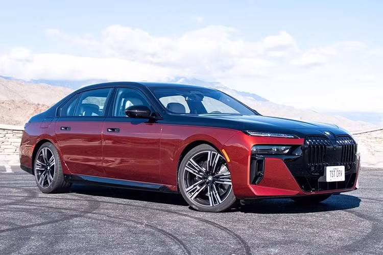  2. BMW 7 Series/i7 Những màn hình tựa lưng ghế trước đã trở thành “lỗi mốt” khi BMW 7 Series/i7 xuất hiện. Theo đó, BMW 7 Series/i7 được gọi là “rạp chiếu phim” di động khi được trang bị màn hình Theatre Screen có kích thước lên đến 31 inch dành riêng cho hành khách phía sau.