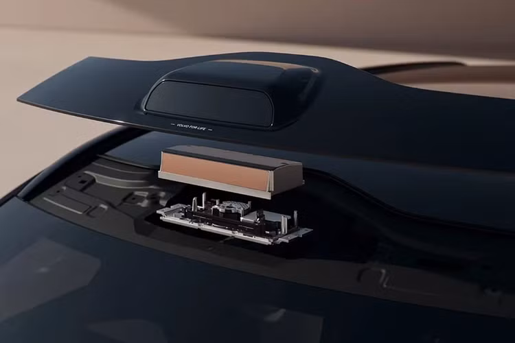 Volvo cho biết hệ thống LiDAR do công ty công nghệ của Mỹ Luminar sản xuất, hệ thống có khả năng phát hiện các vật thể nhỏ vào ban ngày hoặc ban đêm ở cự ly lên tới 250m và thậm chí ở tốc độ đường cao tốc.
