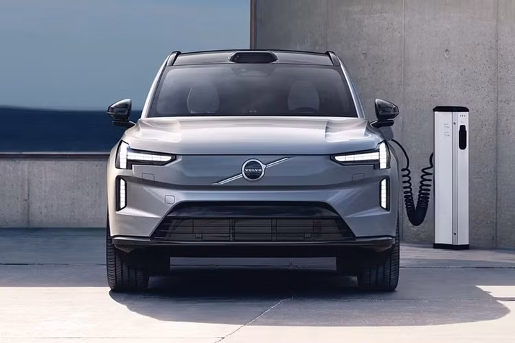  5. Volvo EX90 Giống như Lucid, Volvo cũng đã đầu tư rất nhiều vào công nghệ tự lái và không mẫu xe nào thể hiện rõ ràng được điều này hơn EX90. Volvo EX90 được trang bị một “tấm thân” an toàn với cảm biến LiDAR trên nóc xe. Cảm biến này bao gồm 5 radar, 8 camera và 16 cảm biến siêu âm.
