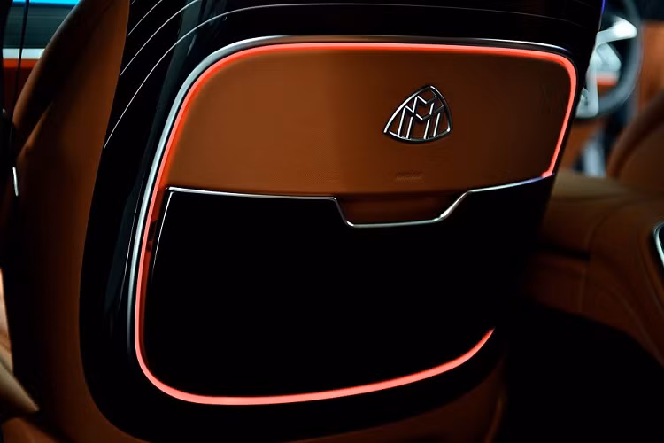 Ngoài ra, xe còn có gói trang bị ngoại thất AMG và kính cách âm, ngăn tia hồng ngoại. Bước vào bên trong Mercedes-Maybach S580e 2024, khách hàng Thái Lan sẽ bắt gặp những trang bị như vô lăng 3 chấu bọc da Nappa, tích hợp phím chức năng và tự điều chỉnh độ nặng/nhẹ theo tốc độ của xe. Bên cạnh đó là máy quét vân tay để nhận diện người lái, ghế bọc da Nappa, mặt táp-lô ốp gỗ, cụm điều khiển trung tâm màu đen bóng và trần xe bọc bằng chất liệu Dinamica.