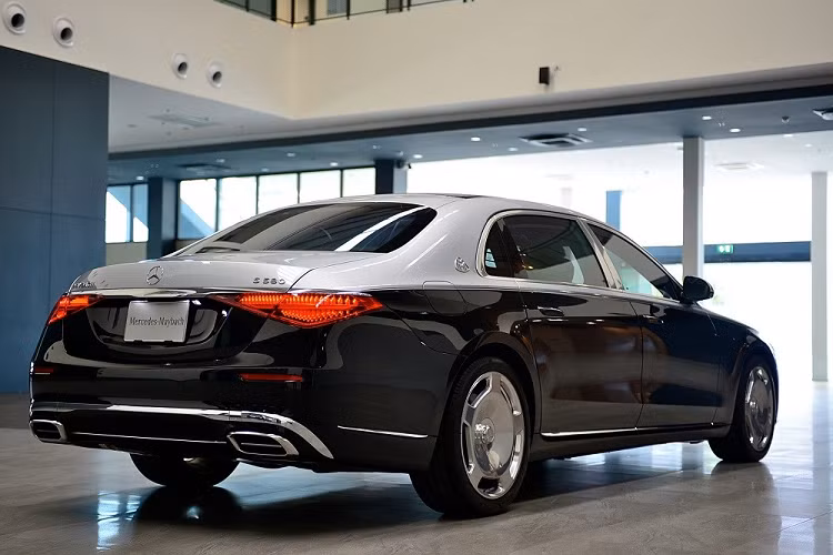 Mercedes-Maybach S580e 2024 siêu sang sẽ được lắp ráp tại Thái Lan. Đây là mẫu xe Mercedes-Maybach đầu tiên được sản xuất ở đất nước Đông Nam Á này. Tại thị trường Thái Lan, giá xe Mercedes-Maybach S580e 2024 khởi điểm từ 9,88 triệu Baht (khoảng 6,688 tỷ đồng). Như vậy, xe thậm chí còn rẻ hơn ở Trung Quốc (2,016 triệu Nhân dân tệ, tương đương 6,711 tỷ đồng).
