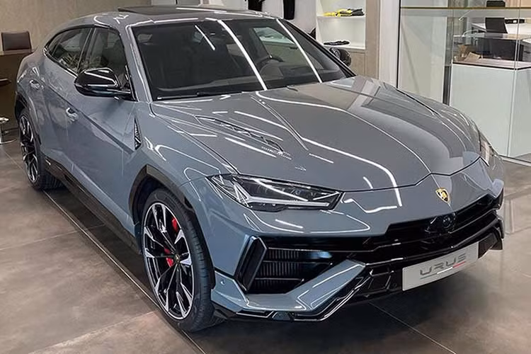 Xe đua nước rút từ 0-200 km/h chỉ trong 12,5 giây trước khi đạt tốc độ tối đa 305 km/h. Các thông số này nhìn chung khá ấn tượng trên 1 chiếc SUV nhưng vẫn còn kém xa Aston Martin DBX 707 đã có 3 xe về Việt Nam. Mức giá xe Lamborghini Urus S 2023 từ 14,9 tỷ đồng, chưa gồm tùy chọn, trong khi đại lý tư nhân chào bán trên 20 tỷ đồng.