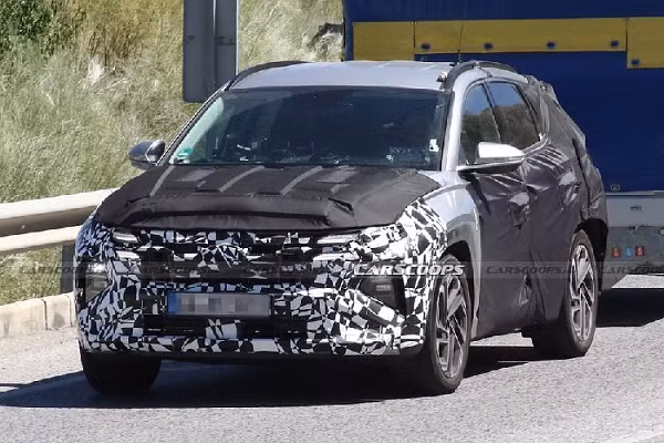 Hyundai Tucson thế hệ thứ 4 đã trình làng vào năm 2020. Do đó, không có gì lạ nếu hãng Hyundai chuẩn bị tung ra phiên bản nâng cấp giữa vòng đời của mẫu SUV cỡ C này. Trong thời gian qua, Hyundai Tucson 2024 mới đã liên tục bị bắt gặp khi đang chạy thử trên đường phố. 
