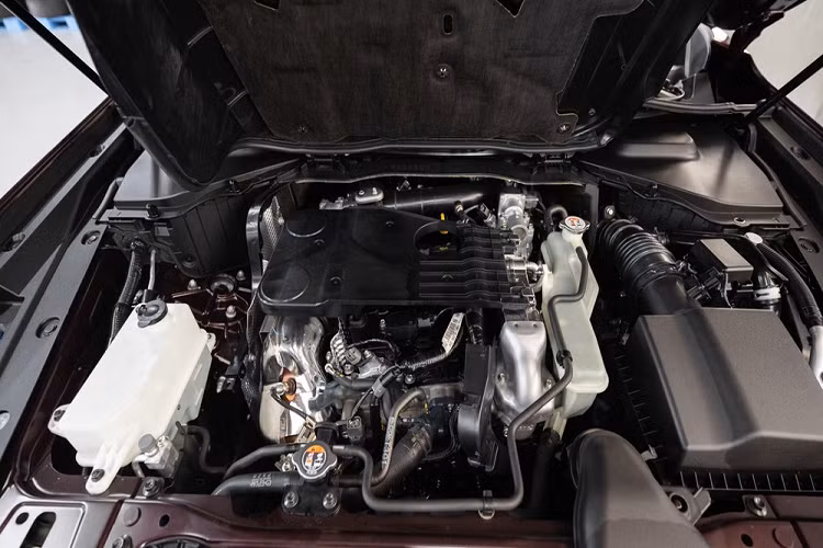 Nằm bên dưới nắp ca-pô của Mazda CX-90 2024 ở thị trường Philippines là hệ truyền động mild hybrid e-Skyactiv-G với động cơ 6 xi-lanh thẳng hàng, tăng áp, dung tích 3.3L, sản sinh công suất tối đa 284 mã lực và mô-men xoắn cực đại 450 Nm.