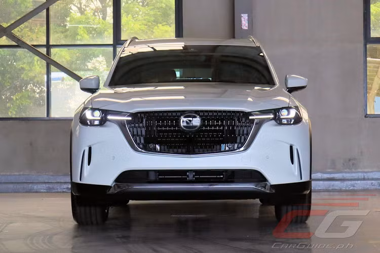 Tại thị trường Philippines, mẫu xe này có 2 phiên bản là 3.3L HEV Turbo (7 chỗ) và 3.3L HEV Turbo Exclusive (6 chỗ) với giá dao động từ 3,68 - 3,78 triệu Peso (khoảng 1,57 - 1,61 tỷ đồng). Như vậy, giá xe Mazda CX-90 2024 có mức bán ra tương đương với Hyundai Palisade mới ra mắt ở Việt Nam (1,469 - 1,589 tỷ đồng).
