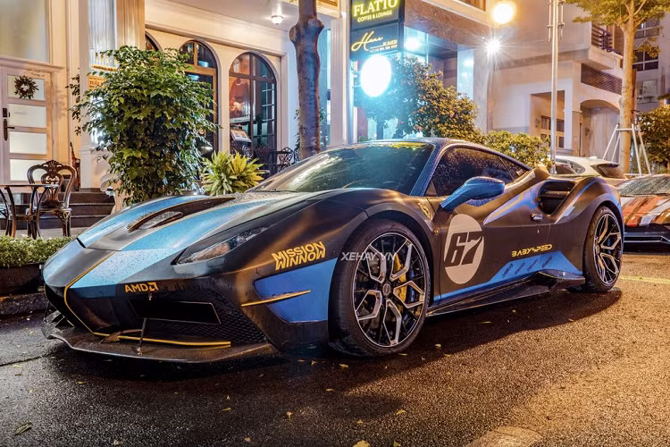 Siêu phẩm Ferrari 488 GTB tại Việt Nam này bất ngờ xuất hiện trên một tuyến phố của Sài Gòn trong bộ “áo” đa sắc màu vô cùng độc đáo, thu hút không ít ánh nhìn của người đi đường.