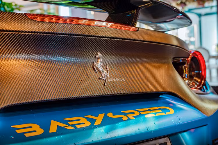 Không chỉ có ngoại thất, khoang cabin của chiếc Ferrari 488 GTB này cũng được chủ nhân “tút tát” lại. Cụ thể, nội thất của xe được thay đổi bằng tông màu Racing Blue đi kèm sọc kẻ vàng tạo điểm nhấn. Bảng táp-lô xe cũng được bọc lại với nửa trên màu đen và nửa dưới màu xanh để tạo nên tổng thể hài hòa.