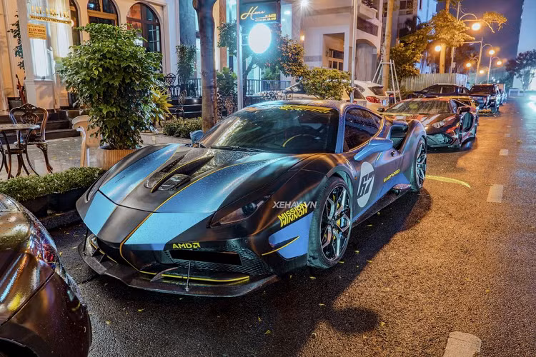 Nguyên bản, siêu xe Ferrari 488 GTB sở hữu lớp sơn ngoại thất màu xám lông chuột - Grigio Silverstone “hàng hiếm”, chỉ có duy nhất 2 chiếc Ferrari 488 GTB ở Việt Nam mang màu này.