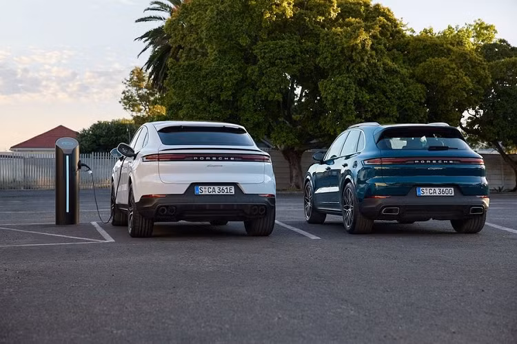 Đáng chú ý nhất là phiên bản Cayenne S được trang bị động cơ V8 4.0L tăng áp kép thay thế cho máy V6. Xe có công suất 468 mã lực và mô-men xoắn 600 Nm, mạnh hơn 34 mã lực và 50 Nm so với bản tiền nhiệm. Nhờ đó, Porsche Cayenne S có thể tăng tốc 0-100 km/h trong 4,4 giây và tốc độ tối đa đạt 272 km/h.