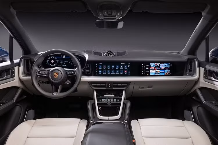 Ngoài ra, Porsche cũng cung cấp cho Cayenne 3 tùy chọn màu sơn mới, bao gồm Algarve Blue Metallic, Montego Blue Metallic và Arctic Grey. Nội thất của Porsche Cayenne 2024 được áp dụng các bố trí tương tự Taycan, với các nút chức năng quan trọng được đặt trên vô lăng hoặc gần vị trí lái. Cần số cũng được thay đổi vị trí, tạo thêm không gian ở bảng điều khiển trung tâm.