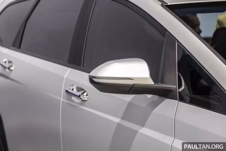 Ở phía sau, thiết kế của Hyundai Stargazer X gần như vẫn được giữ nguyên. Ngoại trừ cản sau được làm lớn hơn, màu đen tích hợp một dải bạc bên trong. Chiếc MPV cỡ nhỏ vẫn được trang bị đèn hậu chữ “H” cỡ lớn đặc trưng.