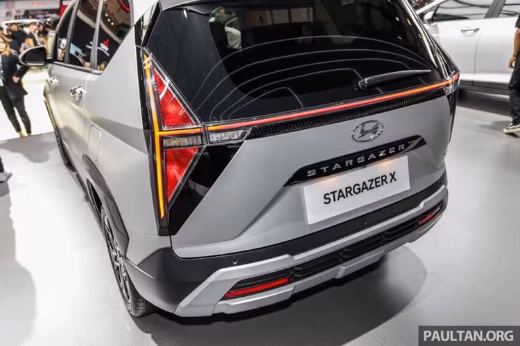 Phần viền bảng đồng hồ đã được làm thấp xuống. Các trang bị nổi bật trên Hyundai Stargazer X có: hệ thống âm thanh Bose (trên bản Prime cao nhất), bảng đồng hồ kỹ thuật số giống Creta, phanh tay điện tử, bộ sạc điện thoại không dây và Apple CarPlay / Android Auto không dây,…