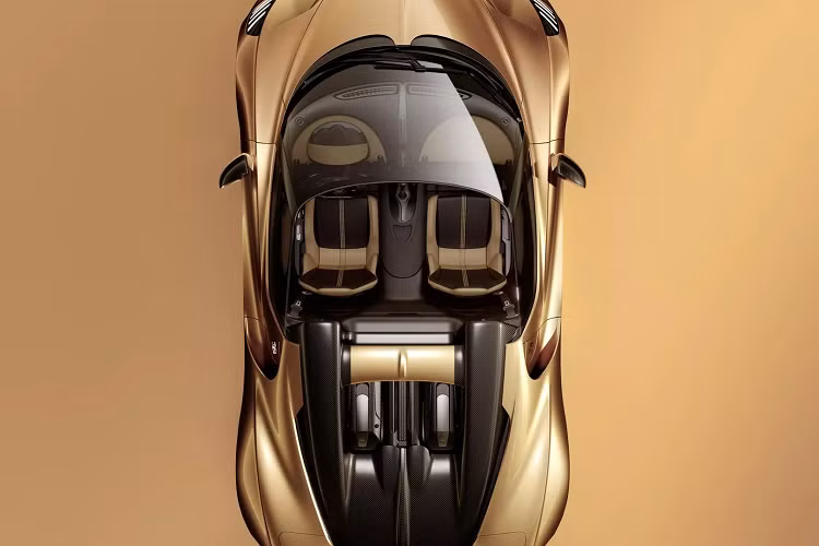 Bugatti Mistral được giới thiệu lần đầu với công chúng toàn thế giới cách đây đúng một năm tại sự kiện Monterey Car Week 2022. Vào lúc đó, Bugatti công bố giá bán dành cho mẫu siêu xe này là 5 triệu euro (130 tỷ đồng) và chỉ sản xuất đúng 99 chiếc, tuy nhiên toàn bộ đều đã có chủ. 