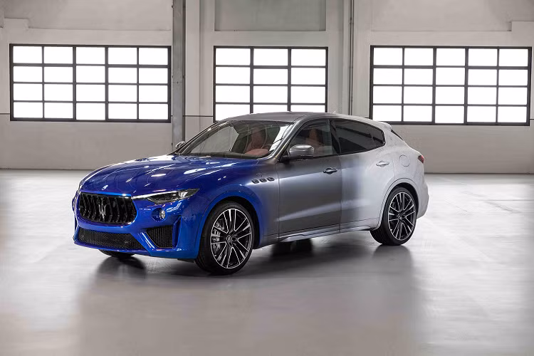 Tại Quảng trường Piazza Grande, lần đầu tiên toàn bộ dòng sản phẩm Maserati Folgore chính thức được phô diễn, bao gồm: GranTurismo Folgore One Off Luce, Grecale Folgore và Maserati Tipo Folgore GEN3 - mẫu xe đại diện cho tương lai, chiếc xe đua một chỗ ngồi sẽ tham gia thi đấu tại Giải vô địch thế giới ABB FIA Formula E năm nay.