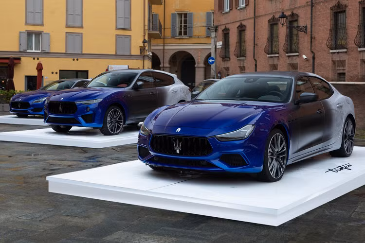 Bộ ba Trofeo – gồm Levante, Ghibli và Quattroporte phiên bản Zèda, các tác phẩm độc đáo mang trong mình động cơ V8 huyền thoại, sẽ được trưng bày tại Quảng trường Piazza XX Settembre. Phòng trưng bày tại Viale Ciro Menotti sẽ được chọn làm địa điểm tôn vinh dòng xe biểu tượng GranTurismo từ phiên bản đầu đầu tiên cho đến hiện tại có sự xuất hiện của hai mẫu xe cổ điển GranTurismo Zèda thế hệ trước và GranTurismo One Off Prisma.