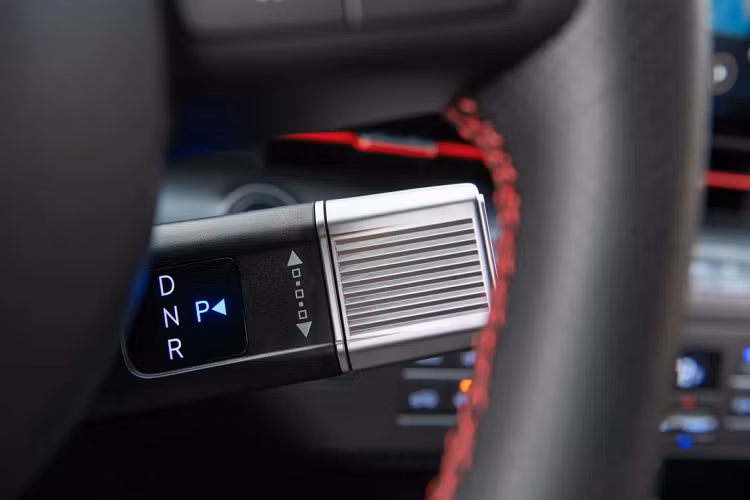 Hai phiên bản cao cấp của Hyundai Kona cũng có những điểm nhấn bên ngoài khác biệt với phần còn lại. Phiên bản Limited nổi bật với những tấm ốp thân xe khỏe khoắn, trong khi phiên bản N Line thể thao hơn với những chi tiết trang trí tối màu, cánh lướt gió cỡ lớn và ống xả kép tích hợp liền với bộ khuếch tán không khí.