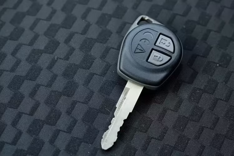 Suzuki Jimny sử dụng chìa khóa cơ nhưng vẫn có khóa/mở cửa từ xa. Các hàng ghế của xe được bọc nỉ, dễ gây nóng vào mùa hè. Ghế trước chỉ có thể chỉnh cơ, đặt trên ray trượt để tạo lối đi vào hàng ghế thứ 2. Việc ra vào hàng ghế thứ 2 nhìn chung khá vất vả nếu chưa quen.