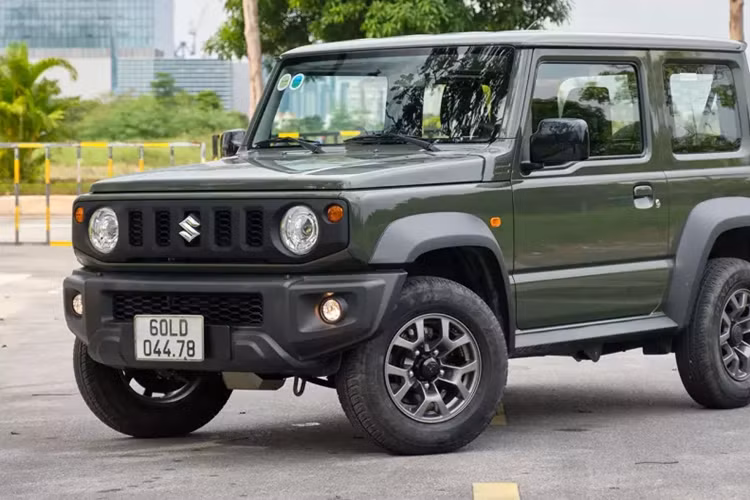 Nhưng tất nhiên, chẳng ai mua "xe chơi" lại quá cò kè về giá cả. Giá dự kiến cao là vậy nhưng vẫn rẻ hơn so với một số thị trường trong khu vực, ví dụ như tại Thái Lan, mẫu xe SUV Suzuki Jimny có giá cao nhất lên tới 1,79 triệu baht, quy đổi khoảng 1,22 tỷ đồng.