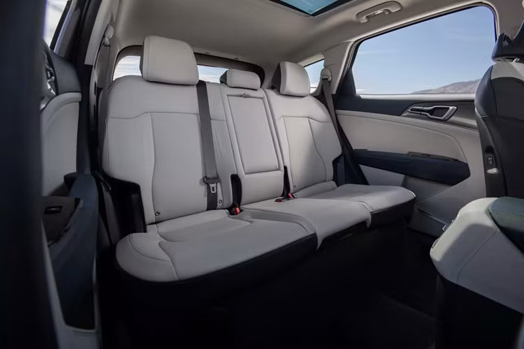 Những tính năng an toàn tiêu chuẩn trên Kia Sportage Hybrid 2024 có hỗ trợ đèn pha, hỗ trợ tránh va chạm phía trước, hỗ trợ bám làn đường, hỗ trợ giữ làn đường và cảnh báo lùi quá sát xe khác.