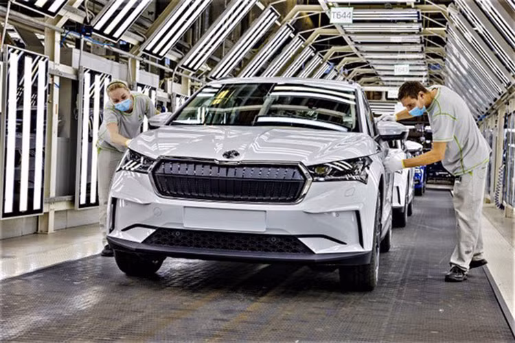 Như vậy, rất có thể khi được bày bán tại Việt Nam, người tiêu dùng sẽ đón nhận Skoda với mức giá ngang tầm Volkwagen, tức là không thể kỳ vọng một mức giá rẻ như những chiếc xe công nghệ giá rẻ của Trung Quốc.