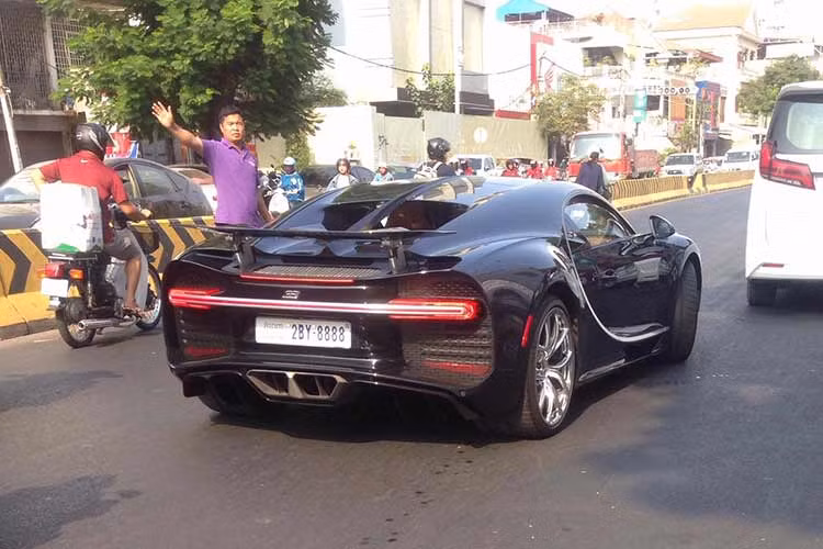 Nhưng mọi sự chú ý lại đổ dồn về Bugatti Chiron Super Sport, mẫu xe được hãng siêu xe nước Pháp sản xuất tổng cộng 60 chiếc trên toàn thế giới đi kèm mức giá bán lên đến 3,9 triệu đô la (tương đương khoảng 90 tỷ đồng), cao hơn 1,3 triệu đô la so với bản tiêu chuẩn.