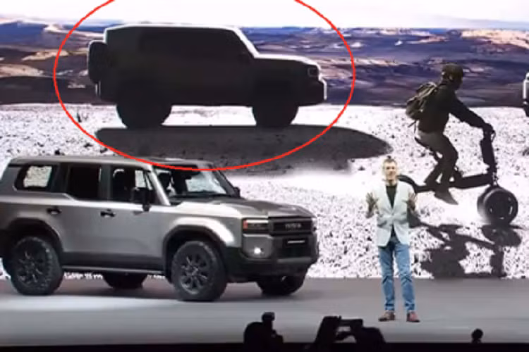 Dự kiến, mẫu SUV việt dã cỡ nhỏ này sẽ sở hữu chiều dài khoảng 4.490 mm, chiều rộng 1.800 mm và chiều cao 1.850 mm. Cũng theo tờ Bestcarweb, Toyota Land Hopper sẽ có nhiều tùy chọn động cơ. Rất có thể xe sẽ dùng chung động cơ 4 xi-lanh, dung tích 1.8L và hệ truyền động hybrid với máy xăng 2.0L của Toyota Corolla Cross.