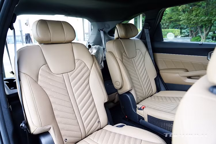 Chưa hết, Kia Sorento 2024 còn có cửa gió điều hòa trung tâm thu gọn lại và kéo dài trên mặt táp-lô. Sự thay đổi này khiến màn hình của hệ thống điều hòa được chuyển xuống bên dưới. Trong khi đó, cửa gió điều hòa ở hai góc của mặt táp-lô không còn thiết kế hai tầng như trước.
