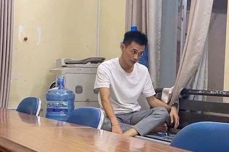 Theo một số nguồn tin cho hay, tay buôn siêu xe Phan Công Khanh bị một cá nhân tố cáo có hành vi chiếm đoạt tài sản liên quan đến dòng ôtô đắt tiền. Tuy nhiên, nguồn tin chưa nói rõ chi tiết về vụ việc.