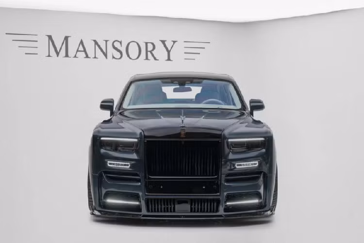 Để tăng vẻ bề thế và hầm hố cho chiếc Rolls-Royce Phantom hàng khủng, hãng độ Mansory đã bổ sung cho xe nắp capo carbon, cản trước mới, lớn hơn, cùng với ốp bên hông xe, tạo cảm giác gầm xe thấp hơn. Bên cạnh đó là bộ vành la-zăng kích thước lên tới 24inch, cánh gió carbon và bộ ống xả thể thao.