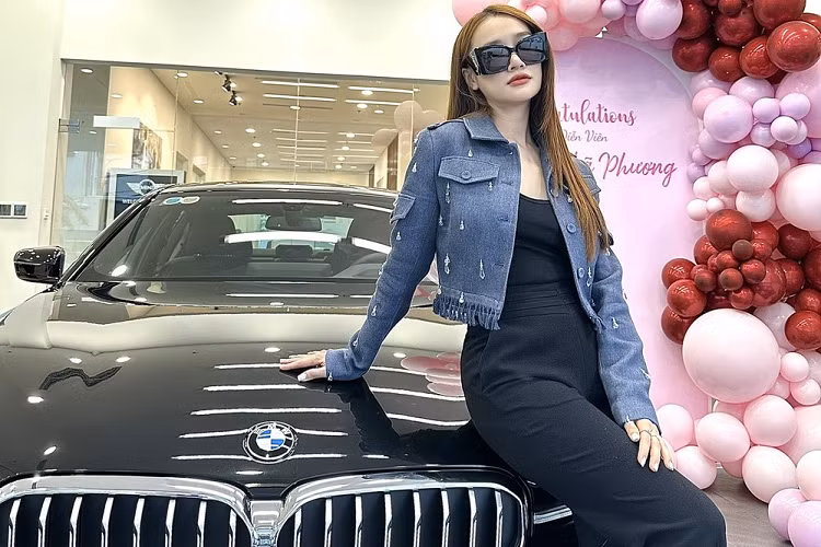 Mới đây, thông tin nữ diễn viên Trần Thị Nhã Phương, vợ của nghệ sĩ hài, MC Trường Giang, nhận bàn giao chiếc sedan hạng sang cỡ trung BMW 520i bản nâng cấp giữa vòng đời đã thu hút sự chú ý của cộng đồng mạng. Được biết, đây là chiếc BMW 520i M Sport Trường Giang tặng vợ khi Nhã Phương bước sang tuổi 33.