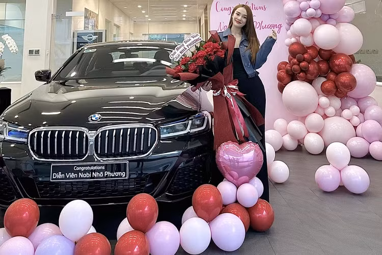 Chiếc sedan hạng trang tầm trung BMW 520i của diễn viên Nhã Phương mới được chồng tặng thuộc bản M Sport, xe có giá bán chính hãng 3 tỷ đồng. Trường Giang chọn ngoại thất và nội thất cho chiếc xe BMW 520i M Sport này tông xuyệt tông màu đen.
