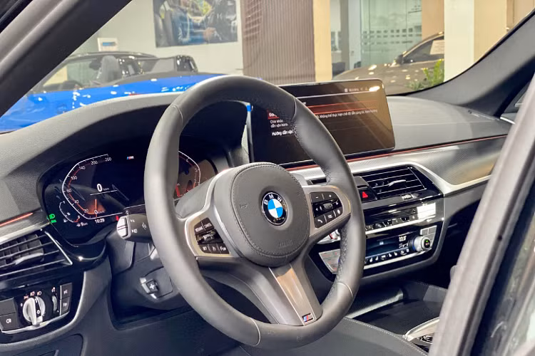 BMW 520i M Sport của Nhã Phương được trang bị động cơ 4 xi-lanh, dung tích 2.0 lít, có khả năng sản sinh công suất tối đa 184 mã lực, mô-men xoắn cực đại 290 Nm.