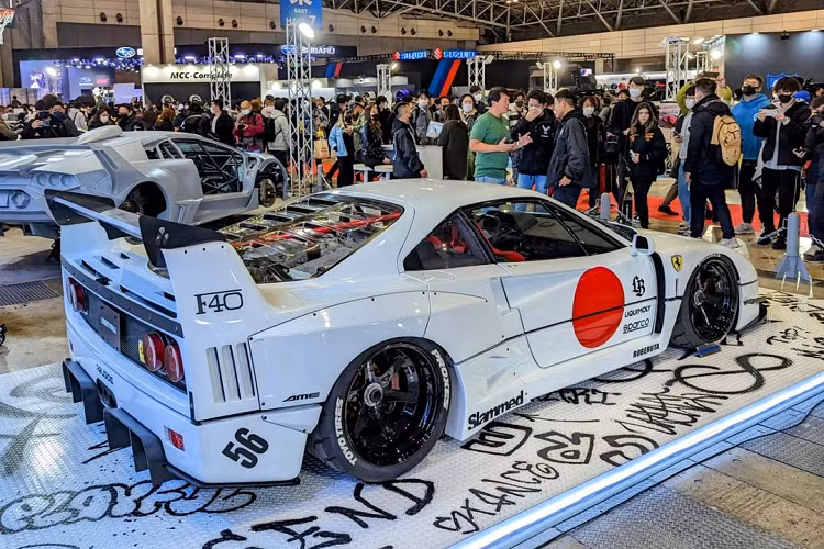 Ngoại thất của LB-Works Ferrari F40 độ Liberty Walk được lấy cảm hứng từ phiên bản hiệu suất cao F40 LM và F40 Competizione với nhiều đường cắt xẻ khí động học.