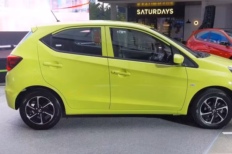 Nằm bên dưới nắp ca-pô của mẫu xe hạng A này vẫn là động cơ xăng i-VTEC 4 xi-lanh, SOHC, dung tích 1.2L như cũ. Động cơ tạo ra công suất tối đa 90 mã lực và mô-men xoắn cực đại 110 Nm. Động cơ đồng hành với hộp số sàn 5 cấp hoặc hộp số tự động biến thiên vô cấp CVT. 