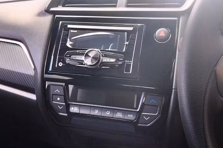 Mẫu xe hạng A này có 7 tùy chọn màu sắc là cam Phoenix Orange Pearl - nóc đen, đen Crystal Black Pearl, đỏ Rallye Red, trắng Taffeta White, trắng Stellar Diamond Pearl, xám Meteoroid Gray Metallic và vàng chanh Electric Lime Metallic. Trong đó, vàng chanh là màu sơn mới nhằm thu hút khách hàng trẻ tuổi. 