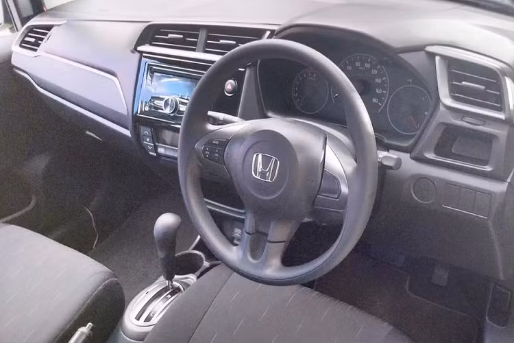 Đằng sau xe, Honda Brio 2023 vẫn dùng đèn hậu hình chữ "C", ôm lấy hai góc. Tuy nhiên, phiên bản RS có những chi tiết riêng như vỏ đèn hậu màu khói mới, ốp màu đen trên cản sau và cánh gió mui lớn hơn, tạo cảm giác thể thao hơn. 