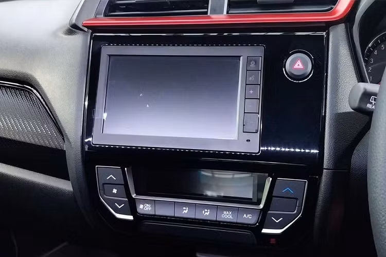 Bên trong Honda Brio 2023, thiết kế mặt táp-lô và vô lăng không có gì thay đổi. Nội thất của Honda Brio 2023 phiên bản Satya được bọc nỉ màu đen mới thay cho màu be cũ. Chất liệu nỉ bọc nội thất cũng đã thay đổi. 