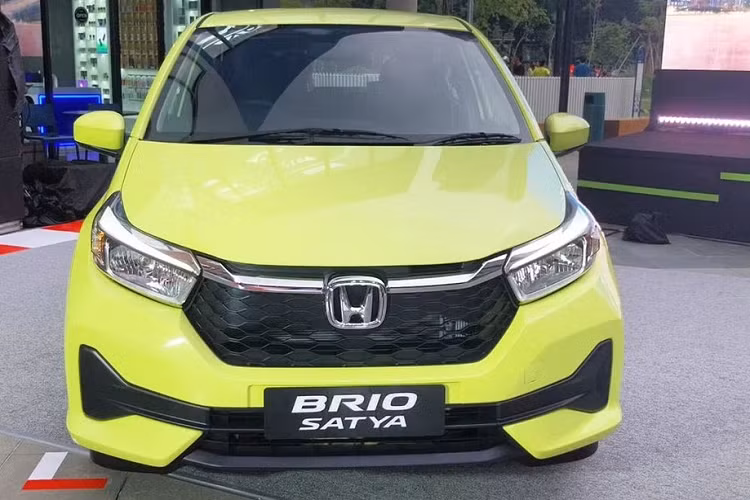 Ở phiên bản Satya, mẫu xe đô thị hạng A này được trang bị lưới tản nhiệt màu đen bóng với mắt lưới hình tổ ong. Trong khi đó, bản RS sở hữu lưới tản nhiệt với những chi tiết mạ crôm màu tối và logo màu đỏ riêng. 