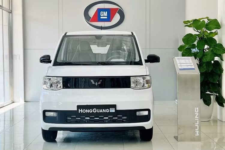 Xe sở hữu nhiều trang bị cao cấp hơn, như: kích thước lớn hơn, 2 túi khí, pin nâng cấp dung lượn lên 26,7 kWh (tương đương 300km di chuyển), mô tơ điện 30kW mạnh mẽ hơn và cả app kết nối thông minh với smartphone.